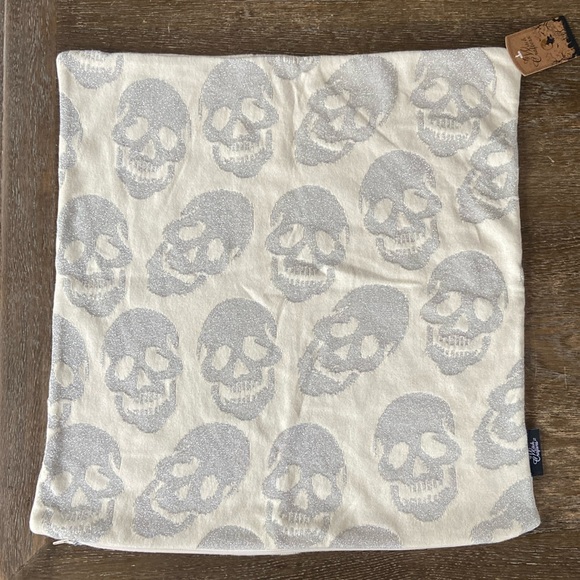 NWT Skull Pillow Cover 19” x 20” - Picture 1 of 6